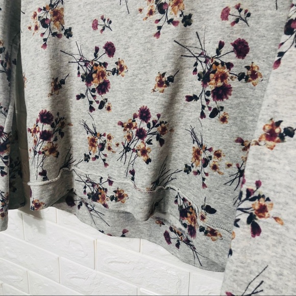 •🌼3/$30🌼Xhiliration Grey Floral Printed Crew Neck Sweater Size Medium - Picture 11 of 16